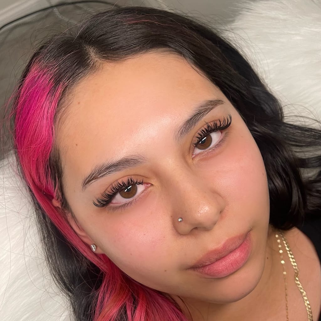 Portrait showing a balanced Hybrid lash set.